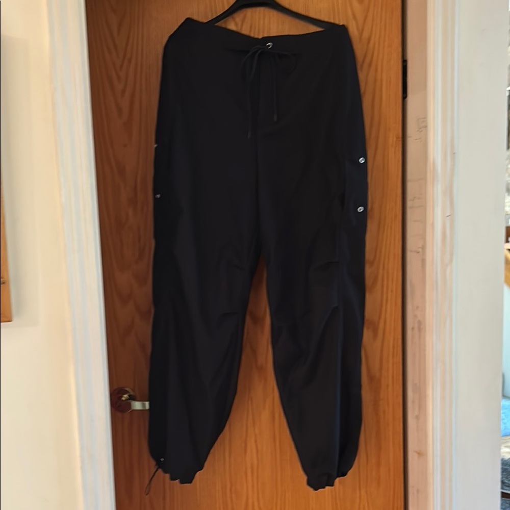 Oak and Fort BNWT black parachute pants, size 4